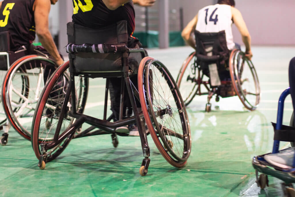 Jugadores de baloncesto irreconocibles en silla de ruedas