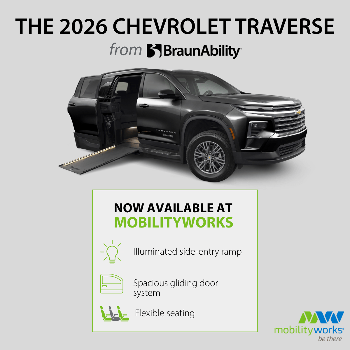 Se muestra un Chevrolet Traverse 2026 con rampa de acceso lateral extendida. El texto destaca la rampa iluminada, el sistema de puerta corrediza y los asientos flexibles, disponibles en MobilityWorks.