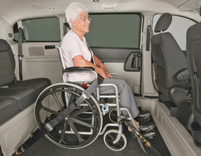 mujer en silla de ruedas dentro de la silla de ruedas furgoneta