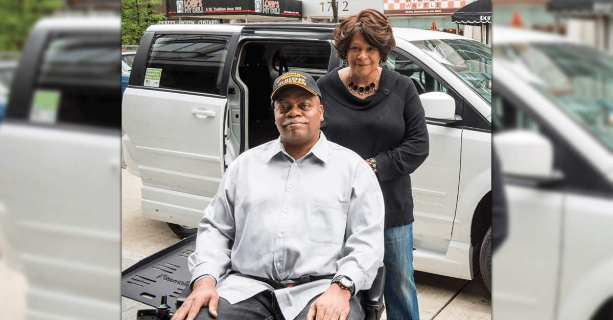 La foto muestra al veterano retirado de la Marina Charlie Johnson y su esposa, Lola, frente a su nueva camioneta de MobilityWorks.