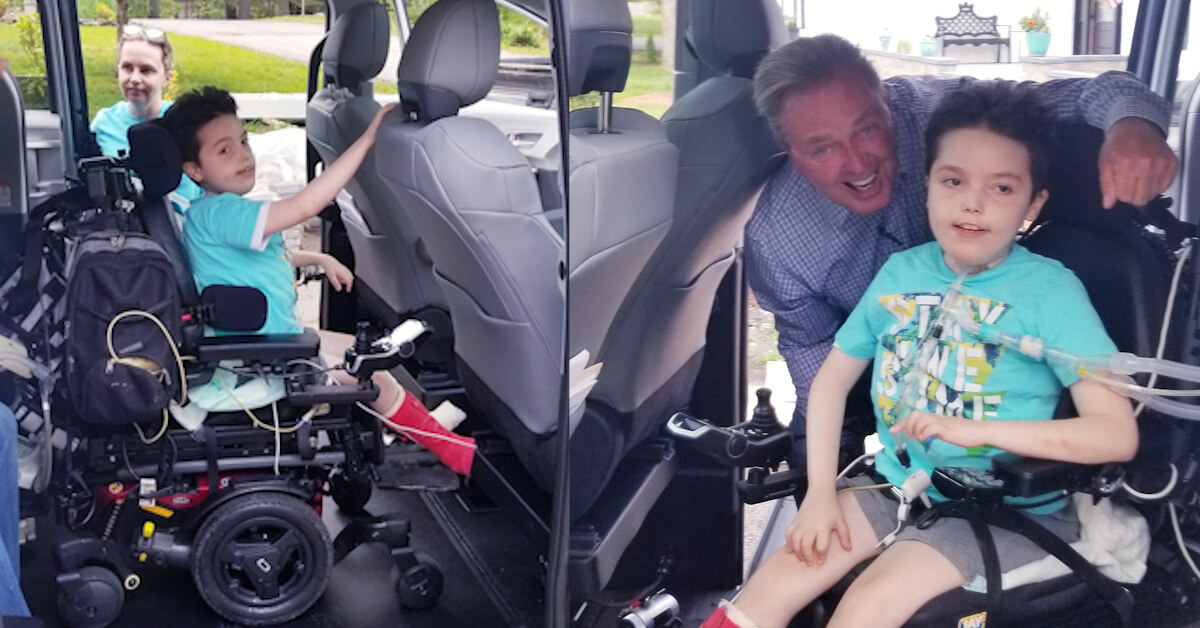 Art Estopinan Jr. sonríe desde el interior de la nueva camioneta accesible para sillas de ruedas de su familia.