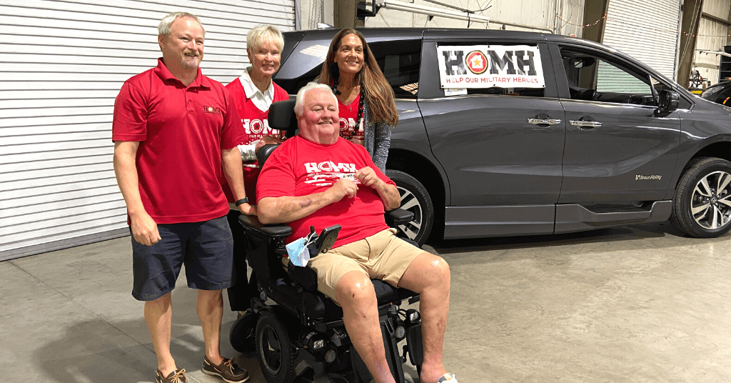 El destinatario de la camioneta Help Our Military Heroes Jim Fuqua con su esposa Carol y Ted y Laurie Hollander de Help Our Military Heroes frente al nuevo Honda Odyssey accesible de Jim