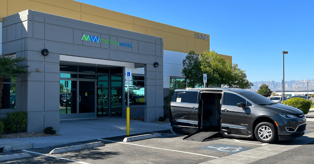 Vista exterior de la tienda MobilityWorks de Las Vegas con un vehículo accesible estacionado en el estacionamiento