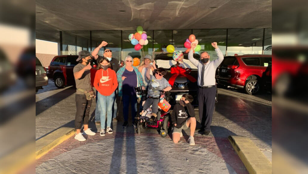 Tammy celebra su nueva furgoneta con la familia y el equipo de MobilityWorks