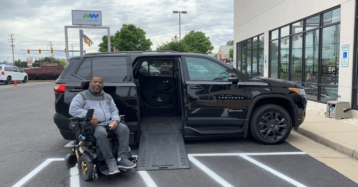 El veterano Randolph Stone, de Virginia, posa junto a su accesible Chevrolet Traverse