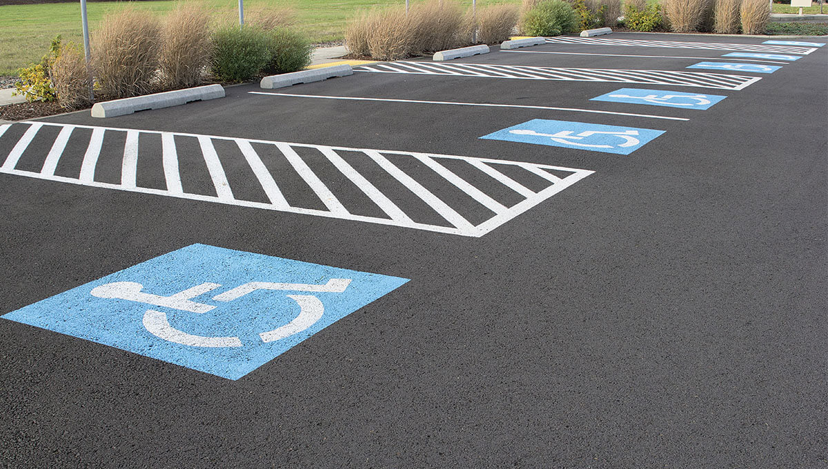 Espacio de estacionamiento para discapacitados en el estacionamiento de la ubicación comercial; Aparcamiento de furgonetas para sillas de ruedas