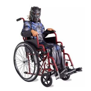 Niño en silla de ruedas vestido con un traje adaptable con temática de Pantera Negra