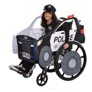 Niño en silla de ruedas vestido con un disfraz de policía adaptativo