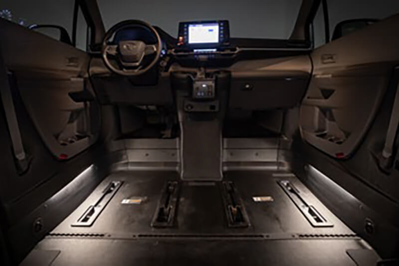 Braun Toyota Hybrid con los asientos delanteros retirados para el acceso en silla de ruedas