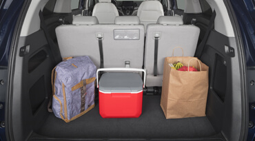 Vista posterior de una minivan accesible que muestra el espacio de almacenamiento y la carga