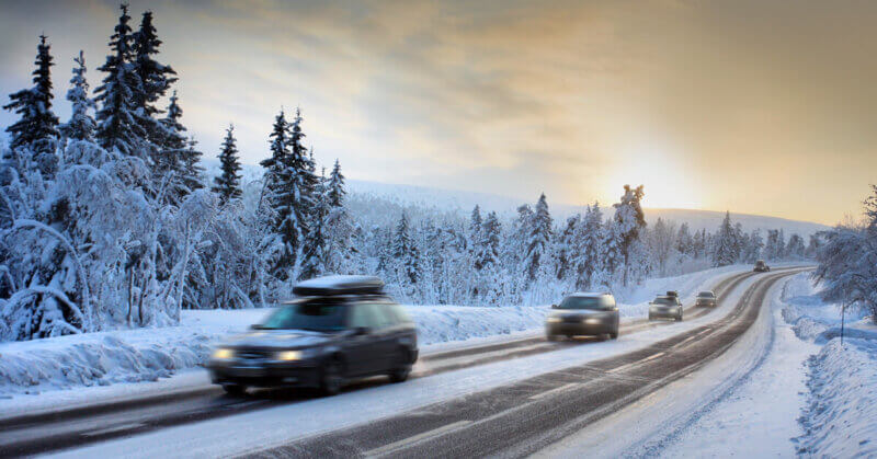Conducción de automóviles en carretera nevada