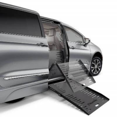 Imagen que muestra la rampa plegable en una furgoneta con acceso para sillas de ruedas