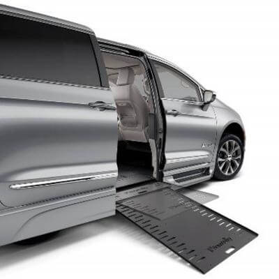 Imagen que muestra la rampa en el piso de una camioneta accesible para sillas de ruedas