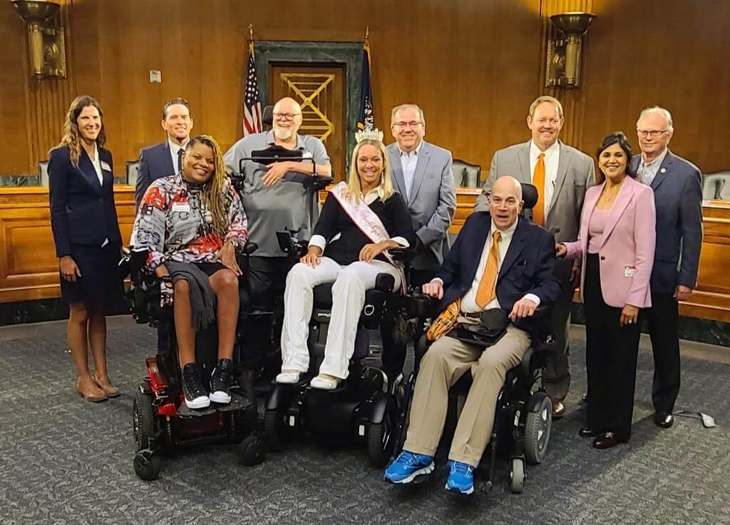 Sra. Wheelchair America 2023 posando con otras personas y sonriendo