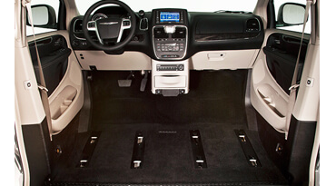 Interior de una furgoneta para sillas de ruedas sin asientos.