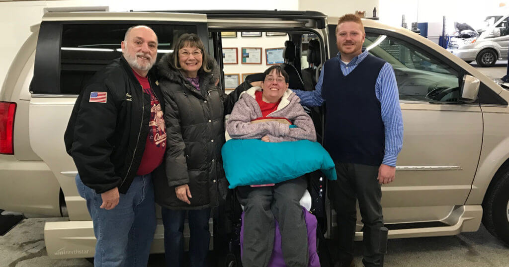 Dean, Debbie y Jamie Dillon con el consultor de movilidad Matt Roeder frente a su nueva camioneta con acceso para sillas de ruedas.