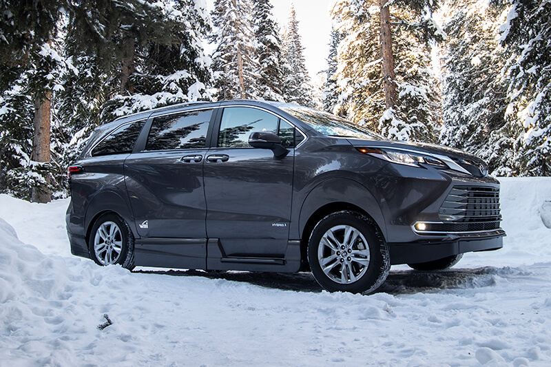 VMI Toyota Hyrbrid All Wheel Drive en la nieve.